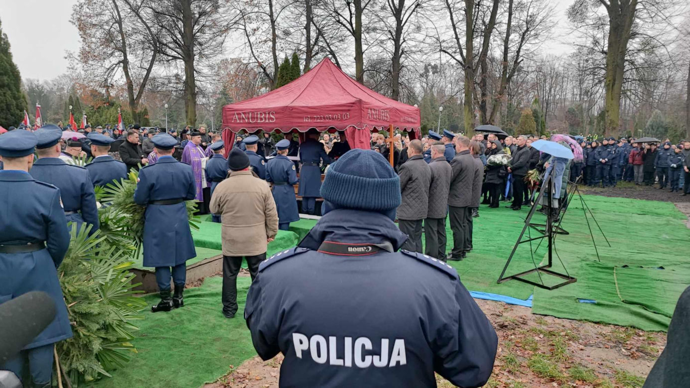  Wrocław. Ostatnie pożegnanie policjantów zastrzelonych na służbie. "Wasz tata jest bohaterem"