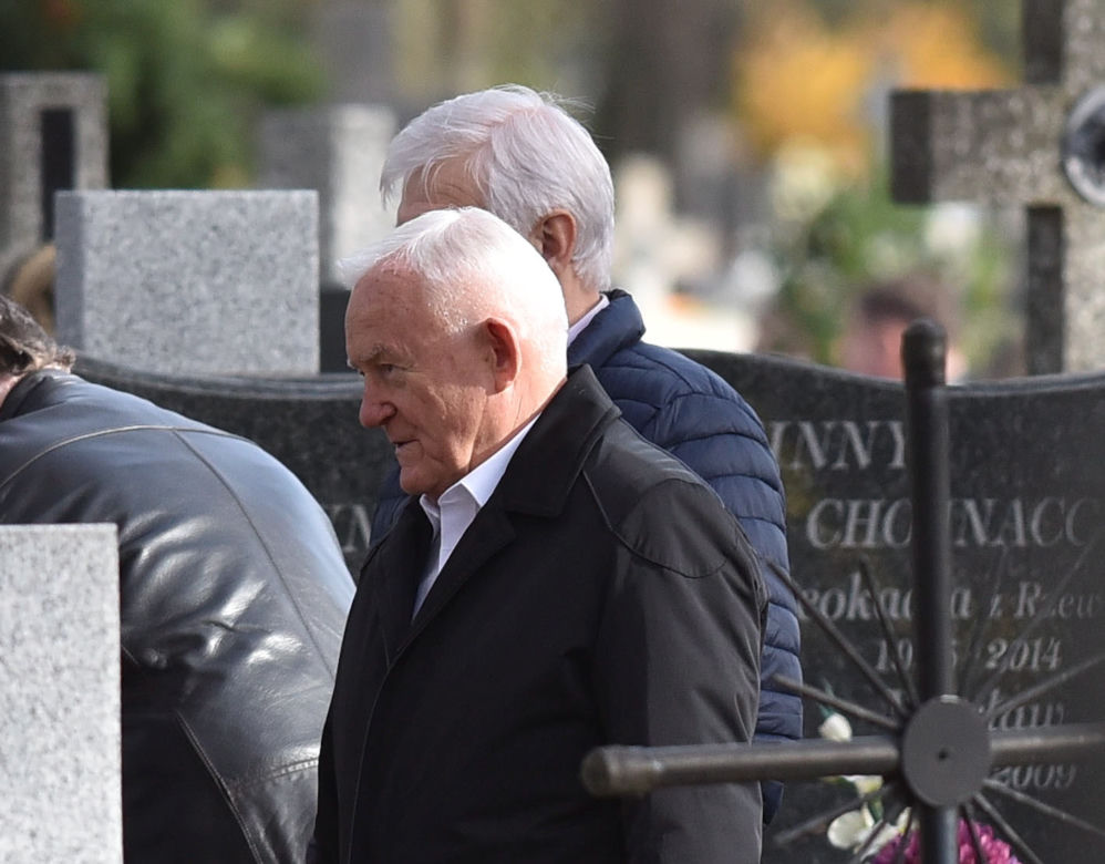 Leszek Miller na grobie syna 