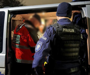 Wyszła z mieszkania, nie potrafiła wrócić. Przemarznięta seniorka opierała się o znak