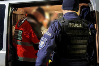 Wyszła z mieszkania, nie potrafiła wrócić. Przemarznięta seniorka opierała się o znak