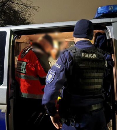 Wyszła z mieszkania, nie potrafiła wrócić. Przemarznięta seniorka opierała się o znak