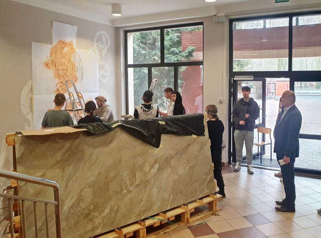 Uczniowie ZSP nr 1 stworzyli mural na ścianach szkoły. Grafika przedstawia patrona placówki