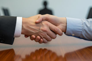 Spór o ambasadorów eskaluje. Dlaczego Waszyngton naciska na polskie władze?