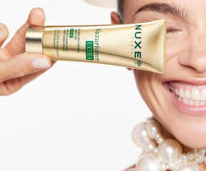 Krem przeciw przebarwieniom czy przeciwstarzeniowy? Nie musisz wybierać!