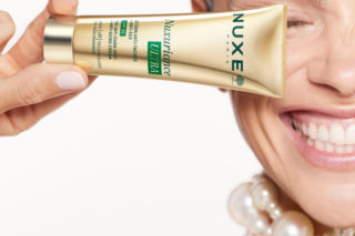 Krem przeciw przebarwieniom czy przeciwstarzeniowy? Nie musisz wybierać!