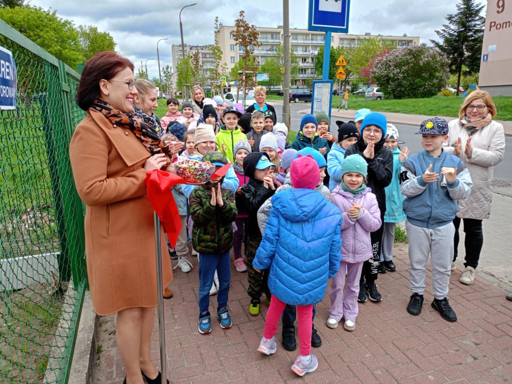 Nowy plac zabaw przy SP nr 8 w Siedlcach jest ogólnodostępny dla wszystkich mieszkańców miasta i dostosowany do potrzeb osób z niepełnosprawnością ruchową