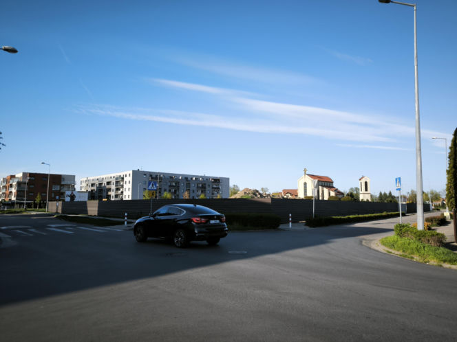 Gronowo osiedle przed kościołem