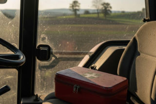 Wypadki w rolnictwie to nie tylko awarie maszyn. Sprawdź, jakich sygnałów zdrowotnych nie wolno ignorować