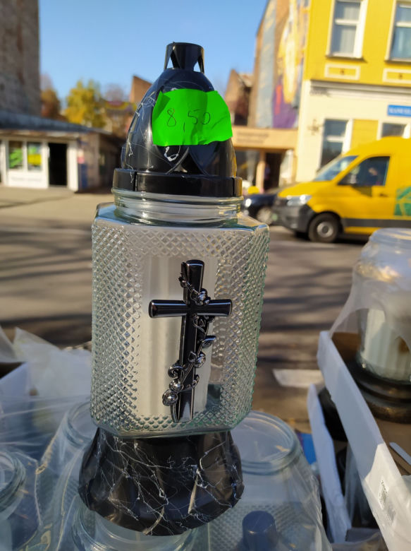 Ceny zniczy i chryzantem w Rzeszowie. Ile kosztowały tydzień temu, a ile teraz? 