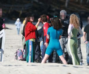 Maciej Musiał nad morzem z deską