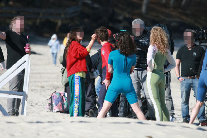 Maciej Musiał nad morzem z deską