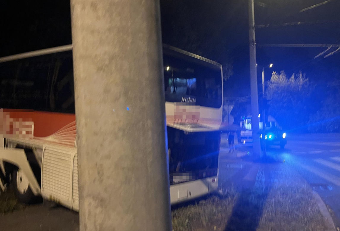 Autokar wjechał w targowisko.
