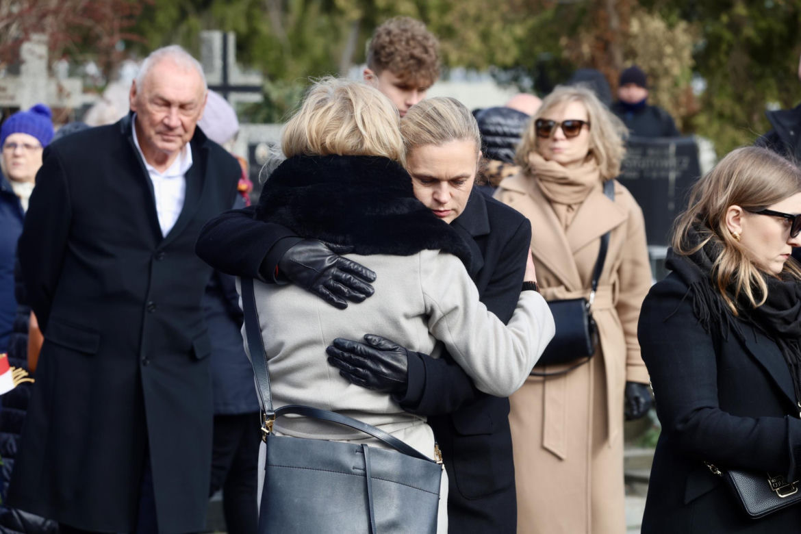 Joanna Racewicz ociera łzy przy grobie męża, pocieszyła ją Barbara Nowacka