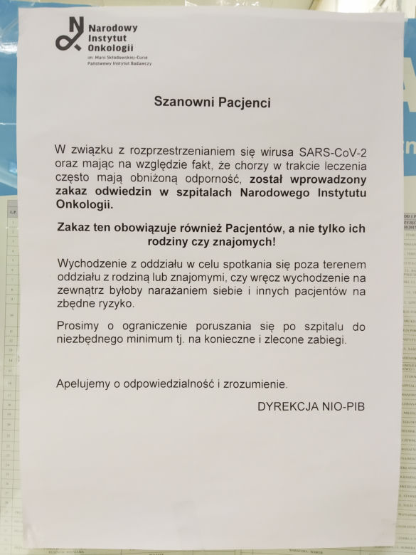 Horror w Instytucie Onkologii. Stłoczeni pacjenci na korytarzach. Tak szpital przestrzega wytycznych?