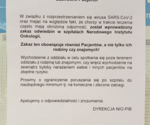 Horror w Instytucie Onkologii. Stłoczeni pacjenci na korytarzach. Tak szpital przestrzega wytycznych?