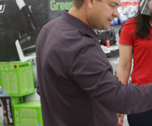 Koronawirus w Polsce: Zenek Martyniuk bez maseczki w Media Markt