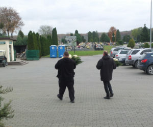 NA CMENTARZU W CHEŁMIE MOŻNA SKŁADAĆ WIEŃCE. NA POMOC ODWIEDZAJĄCYM GROBY PRZYSZLI PRACOWNICY NEKROPOLII