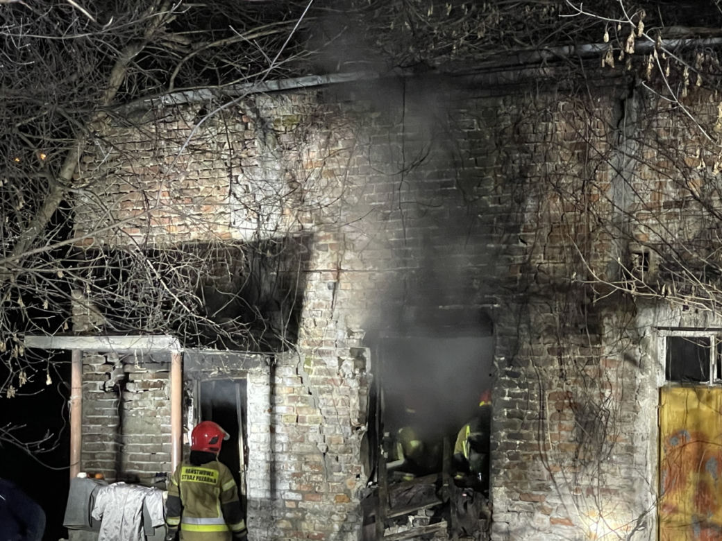 Pożar budynku na Żoliborzu. Strażacy wynieśli dwie osoby