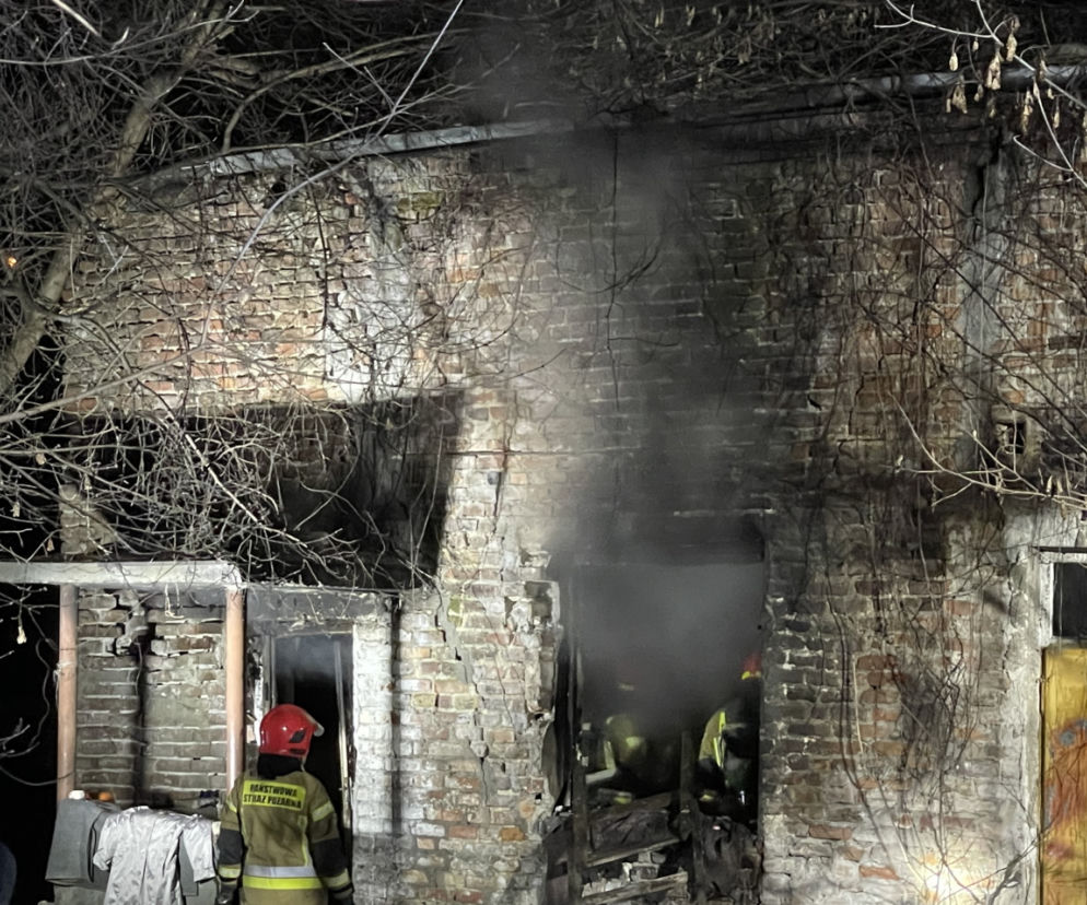 Pożar budynku na Żoliborzu. Strażacy wynieśli dwie osoby