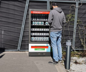 Automat z maseczkami i żelem antybakteryjnym w Warszawie
