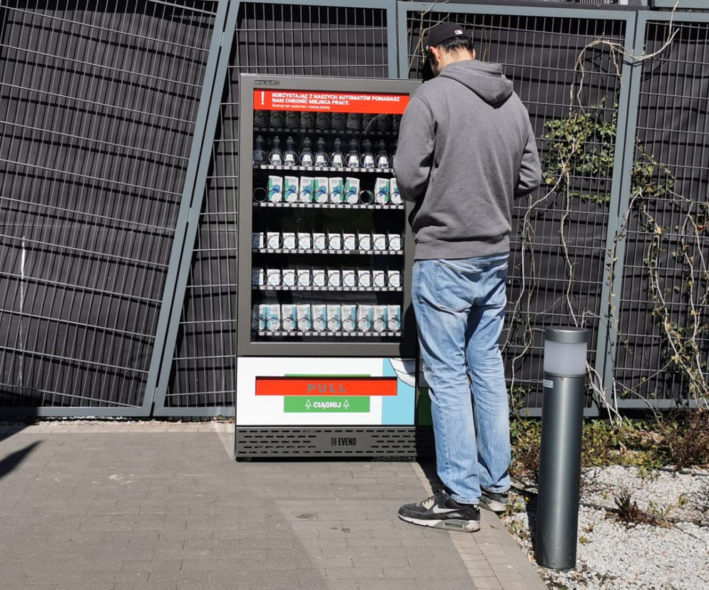 Automat z maseczkami i żelem antybakteryjnym w Warszawie