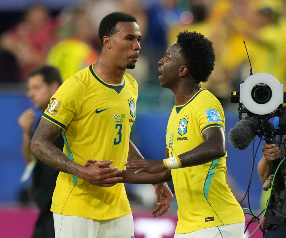 Dwaj reprezentanci Brazylii rozmawiający na boisku podczas mundialu. O meczu z Norwegią przeczytasz na SE Supersport.