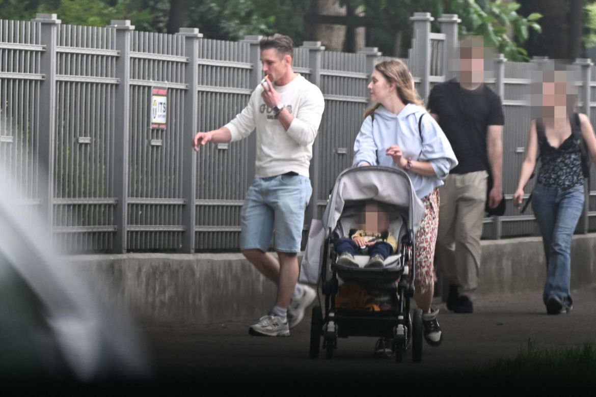 Filip Gurłacz na spacerze z żoną i synem. Nie zwalczył nałogu 