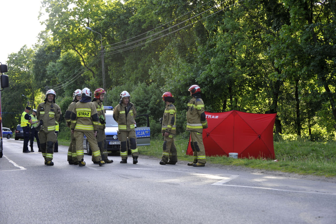 Motocyklista próbował uniknąć zderzenia i zginął pod kołami nadjeżdżającego samochodu