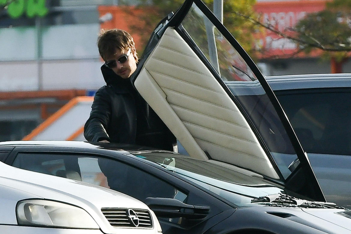 Maciej Musiał najpierw pieści auto, potem dziewczynę