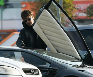 Maciej Musiał najpierw pieści auto, potem dziewczynę