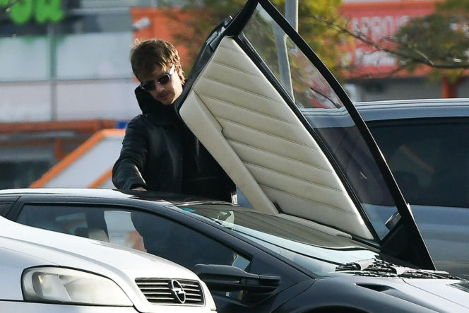 Maciej Musiał najpierw pieści auto, potem dziewczynę