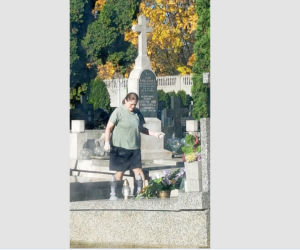 Krystyna Pawłowicz sprząta na grobie rodzinnym