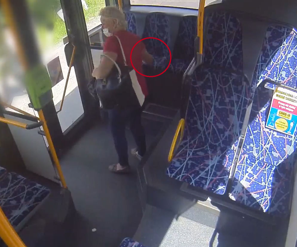 Olsztyn. Kobieta przywłaszczyła torebkę pozostawioną w autobusie. Policja publikuje nagranie