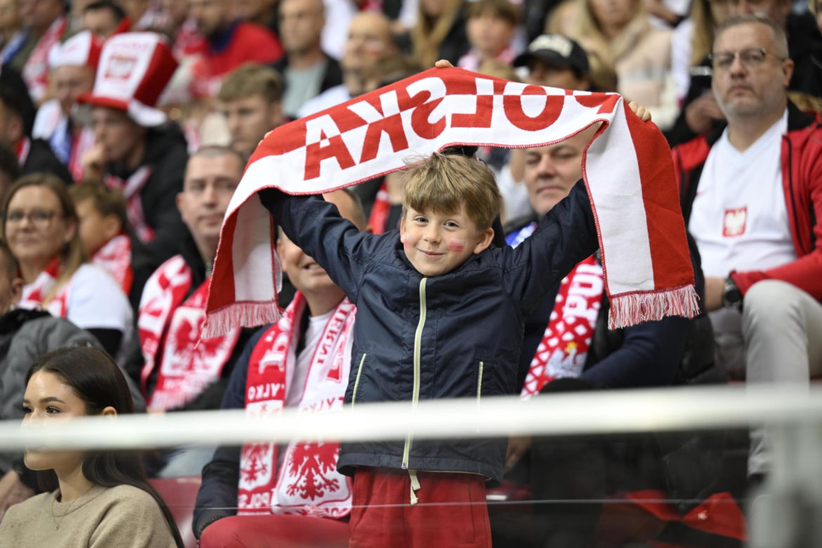Anna Lewandowska z teściową i jej partnerem na meczu Polska - Bośnia