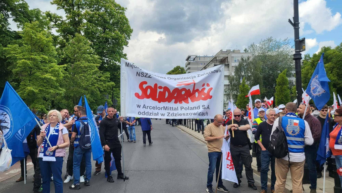 Protest hutników w Warszawie. Idą od Sejmu do Kancelarii Premiera