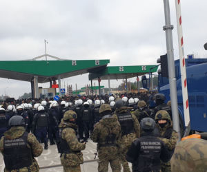 Tłumy migrantów gromadzą się przy przejściu granicznym w Kuźnicy [WIDEO, ZDJĘCIA]