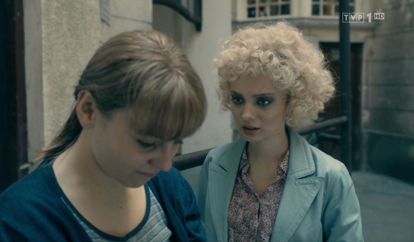 Stulecie Winnych 4, odc. 45: Kasia (Weronika Humaj), Małgosia (Zofia Stafiej)