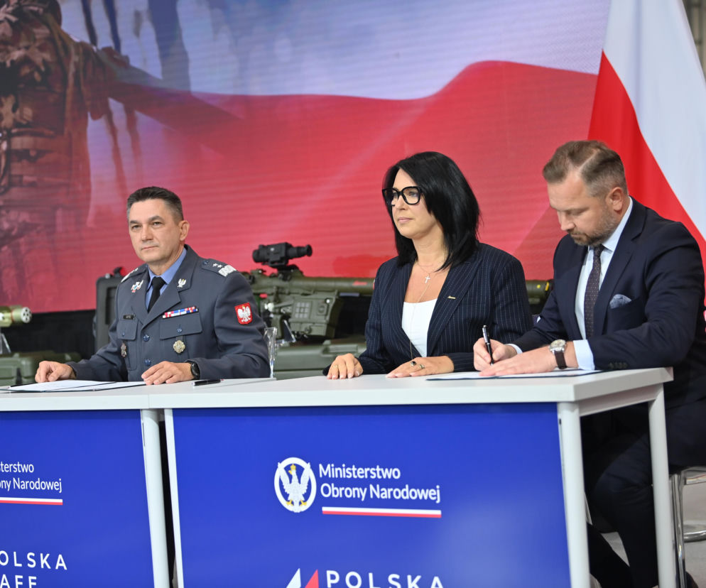 Gen. Artur Kuptel przy stole podczas podpisywania umowy na Pioruny. O historycznym kontrakcie pisze SE Portal Obronny.