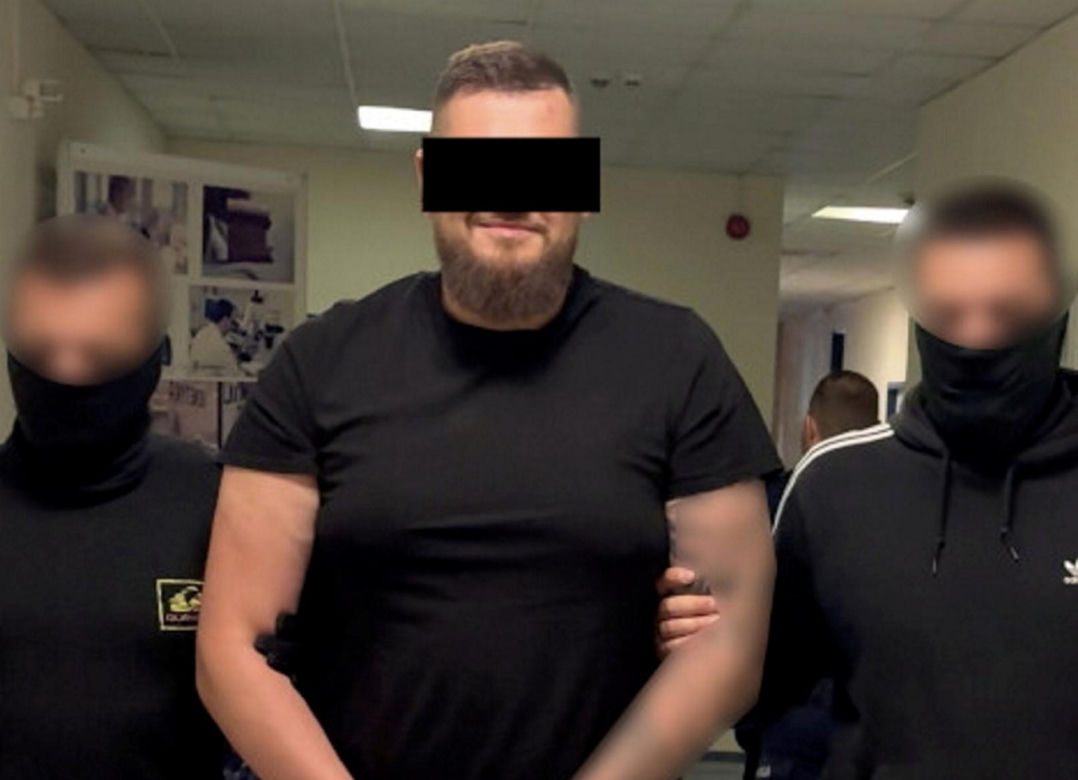 Uśmiechnięty lider gangu w rękach policji. 36-latek wpadł po latach