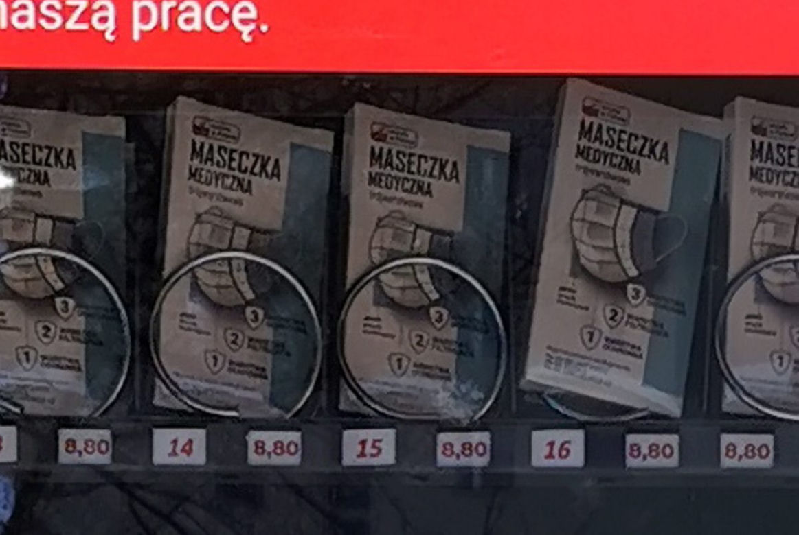 Automat z maseczkami i żelem antybakteryjnym w Warszawie