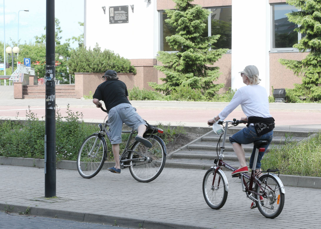 JANUSZ GAJOS NA ROWERZE Z ŻONĄ_1PUBL