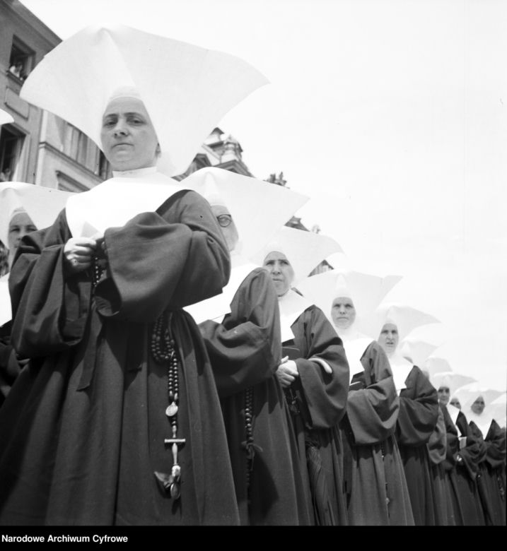 Uroczystość Bożego Ciała w Warszawie celebrowana przez Prymasa Polski kardynała Stefana Wyszyńskiego - 1957 rok