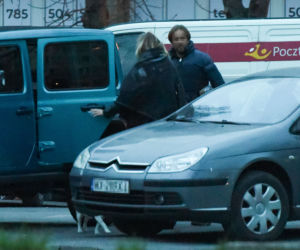 Agnieszka Woźniak - Starak - nowy chłopak wyprowadza jej psa 