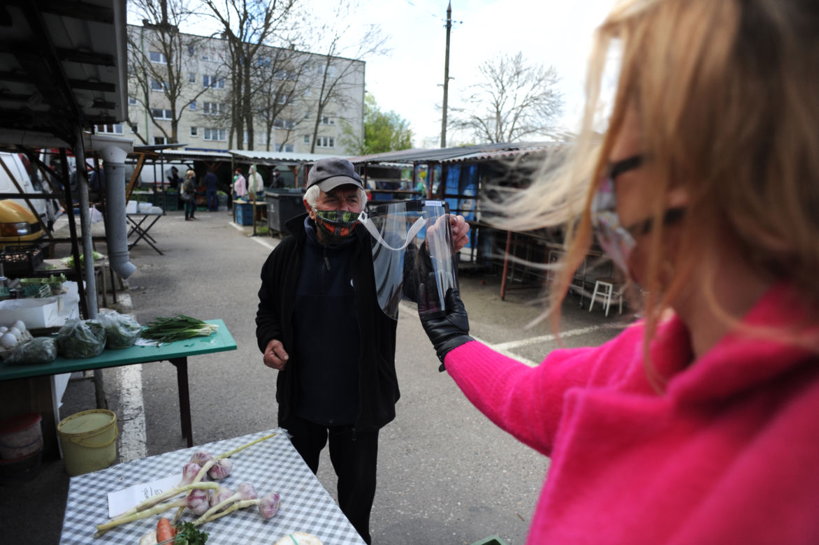 Przyłbice na targowisku w Koszalinie