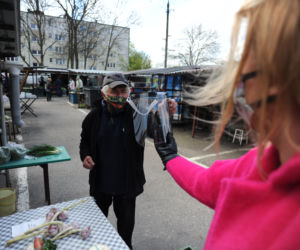 Przyłbice na targowisku w Koszalinie