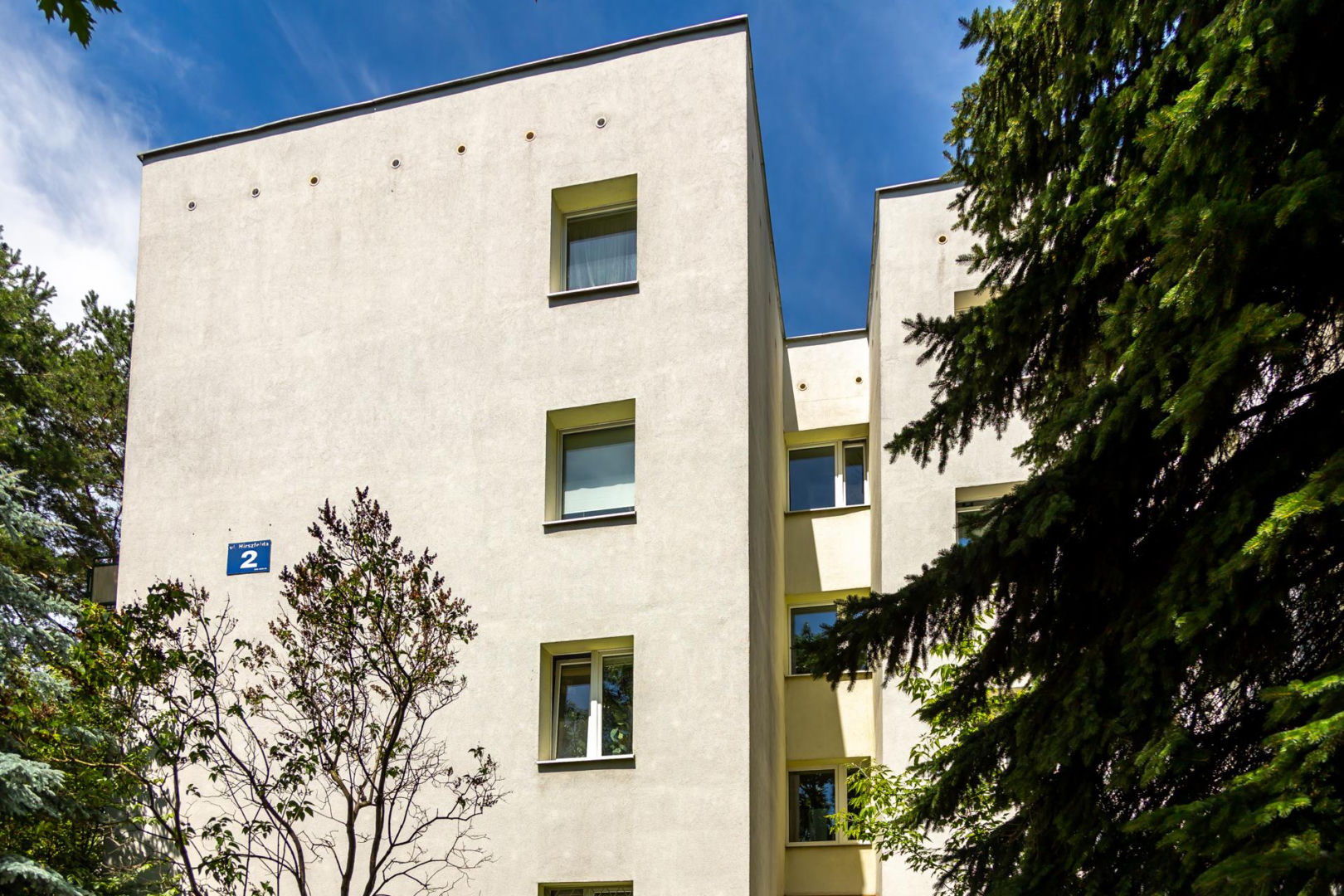 Pękający blok przy ul. Hirszfelda 2 w Warszawie