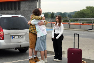 Barwy szczęścia, odc. 3296. Ewa (Gabriela Ziembicka), Borys (Jakub Wieczorek), Romeo (Jacek Tyszkiewicz)