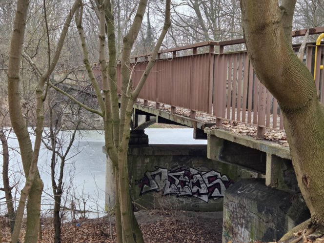 Tak teraz wygląda dawny most kolejowy na Czyżkówku. Kiedyś jeździły tędy pociągi