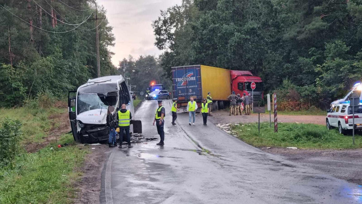 Wypadek busu z dziećmi. Pomogli żołnierze