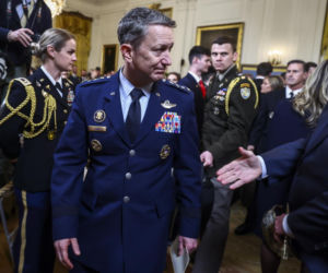 Ludzie poruszeni wyczynem żołnierza, którego pośmiertnie odznaczył Trump